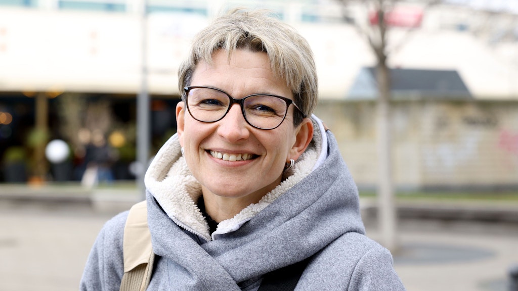 Katja W. (44) aus Marzahn: „Man sieht die Armut überall und nicht mehr nur in der Innenstadt. Morgens, wenn ich zur Arbeit fahre, abends das gleiche. Nicht gut, wenn man von seinem Job nicht gut leben kann, da sollte dringend etwas geschehen. Ich habe einen guten Job, darüber kann man nur glücklich sein.“