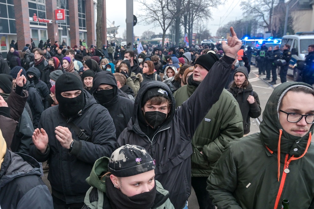 Die Polizei registriert zunehmende Gewalt in der politischen Auseinandersetzung. Demonstrationszug gegen Rechtsextremismus in Magdeburg im Januar 2023. (Symbolbild)