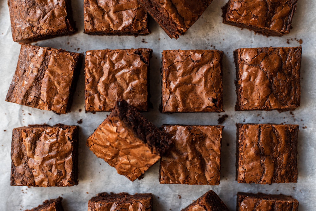 Brownies schmecken lecker und sind blitzschnell zubereitet. Dieses Rezept setzt noch dazu auf eine Geheimzutat, die den Kuchen richtig saftig macht...