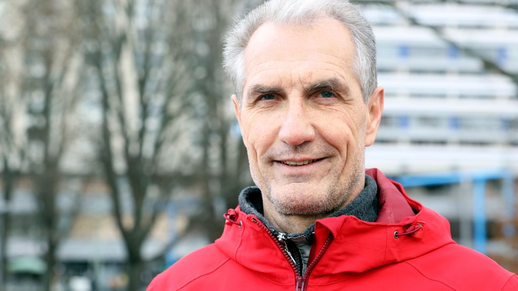 Hans-Peter Wolf (61) aus dem Prenzlauer Berg dreht in letzter Zeit öfter die Heizung herunter. „Meine Maßnahmen sind, die Heizung zu drosseln, es soll noch gemütlich sein, aber mit einem Pulli mehr geht das auch. Aus Bequemlichkeit wär ich früher öfter mit dem Auto unterwegs, jetzt laufe ich mehr und der Urlaub fällt auch kürzer aus.“