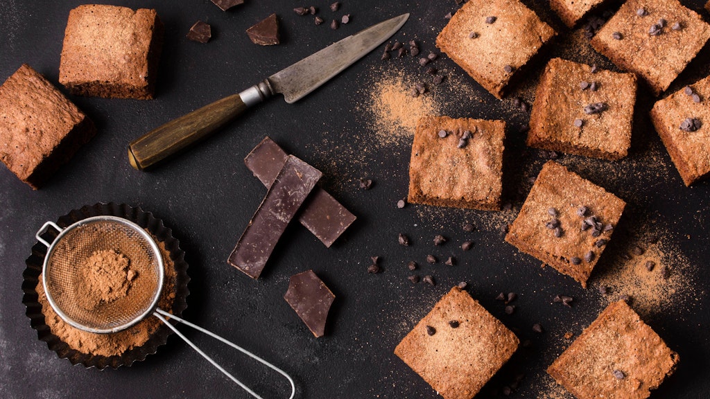 Die Brownies können nach der Zubereitung auch mit Kakaopulver bestäubt werden. Probieren Sie das leckere Rezept unbedingt aus!