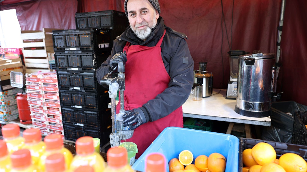 Murat Tanyeverdi (50) verkauft auf dem Hackeschen Markt frische Säfte: „ Die ganze Welt wird ärmer, das ist traurig. Ich kann nichts sparen, mein Geld reicht nur für Miete und Essen, wie weit soll man denn mit seinem Gehalt kommen? Der Saftstand ist ein Zubrot, normalerweise bin ich in der Reinigung. Urlaub mache ich höchstens einmal im Jahr, wenn ich in Türkei fliege, früher war ich öfter da.“