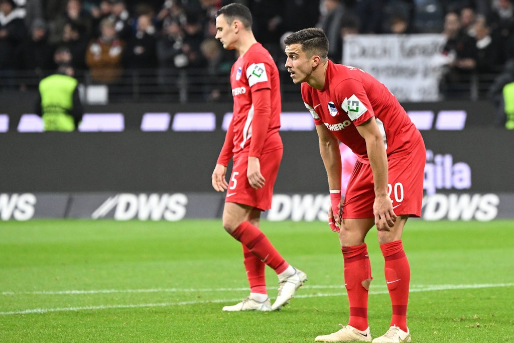 Herthas Innenverteidiger-Duo Marc Kempf (r.) und Filip Uremovic waren nach dem 0:3 in Frankfurt total geknickt. 