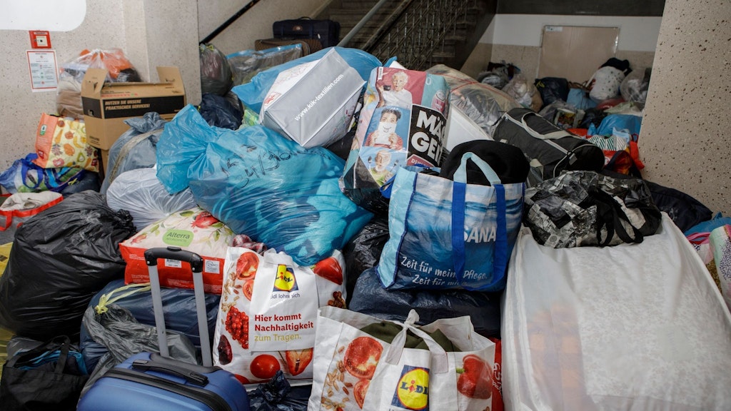 In einer Sammelstelle im Konservatorium für türkische Musik in Kreuzberg werden Spenden für die Erdbebenopfer in der Türkei gesammelt. 