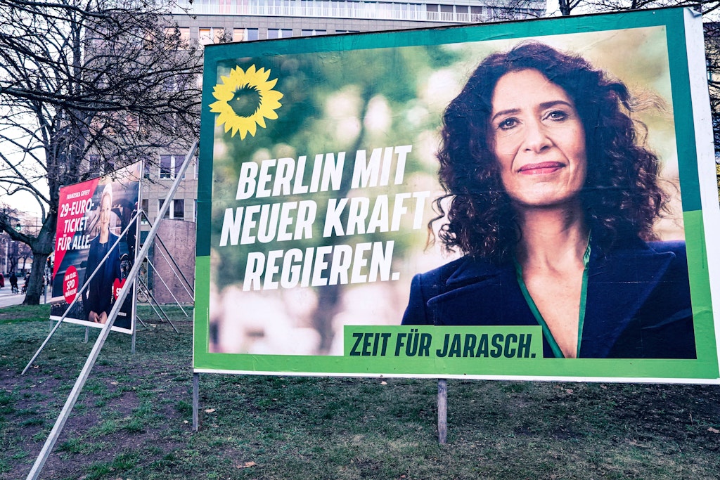 Das Wahlplakat von und mit Verkehrssenatorin Bettina Jarasch zur Wiederholungswahl für das Abgeordnetenhaus in Berlin.