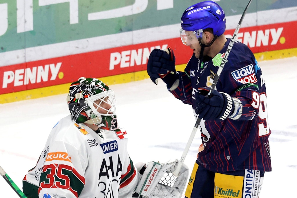 Eisbären-Stürmer Matt White jubelt nach seinem Tor zum 2:1 vor Augsburg-Torwart Markus Keller.