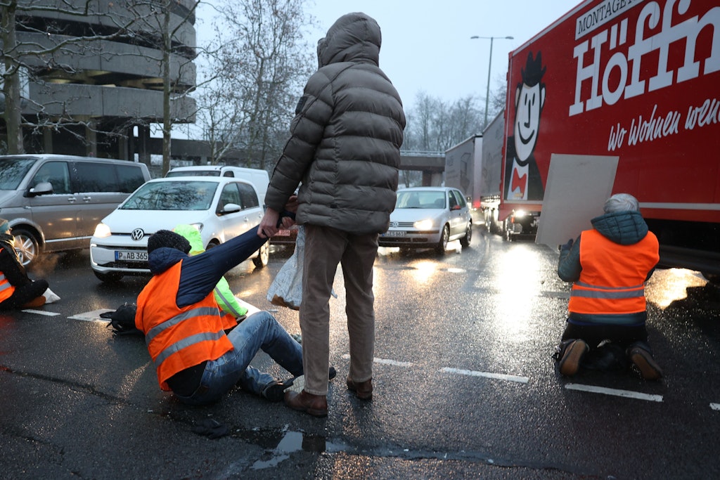 Berlin: An der Autobahnausfahrt A100 und A115 haben sich am Morgen mehrere Aktivisten der letzten Generation festgeklebt. Es kam zu Auseinandersetzungen mit Autofahrern.