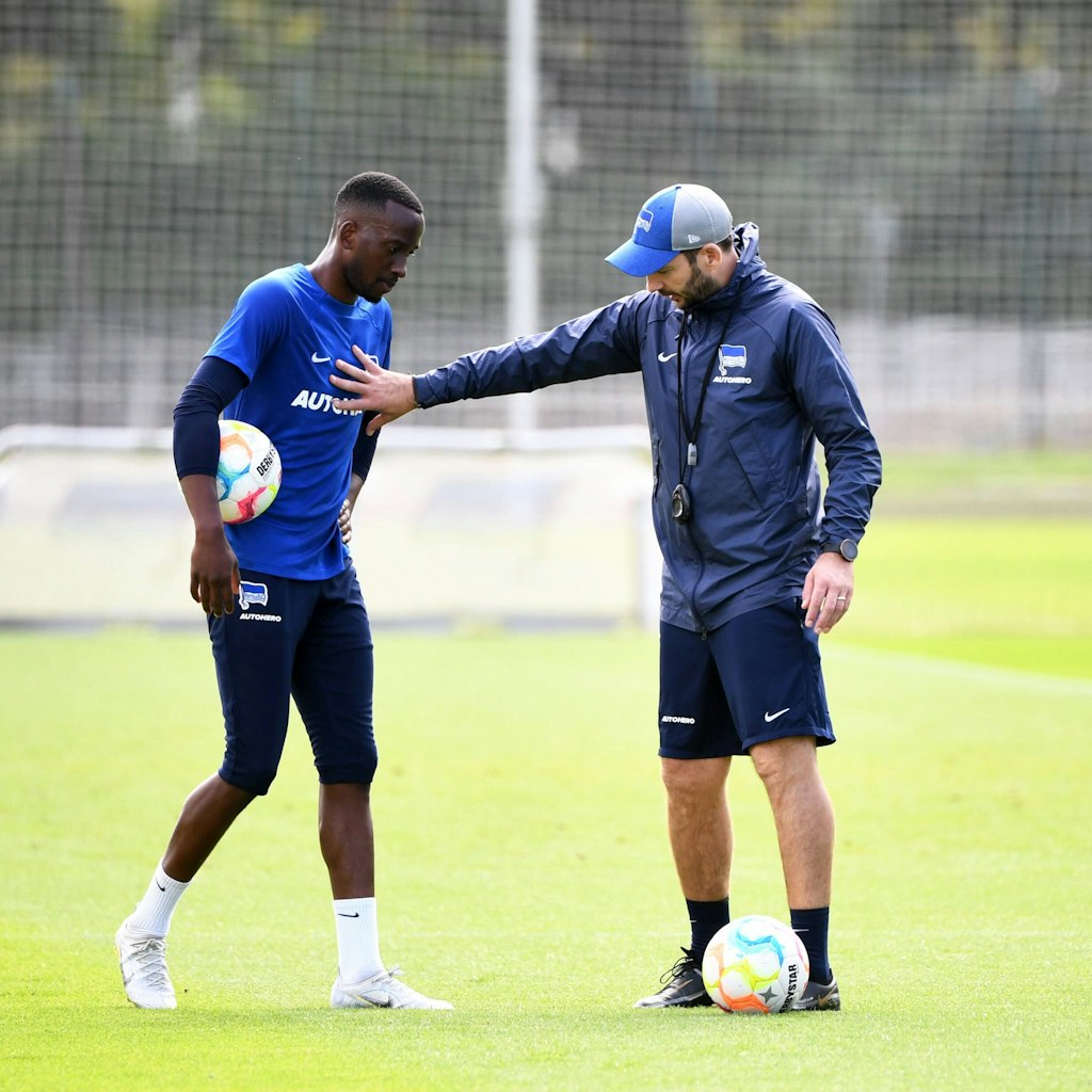 Dodi Lukebakio und Trainer Sandro Schwarz unterhalten sich auf dem Schenckendorffplatz. Die Chemie stimmt zwischen den beiden.