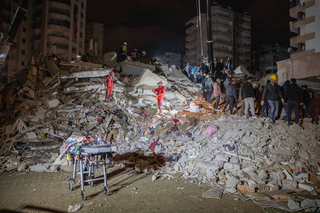 In Adana in der Türkei suchen Menschen nach dem Erdbeben in den Trümmern nach Überlebenden.