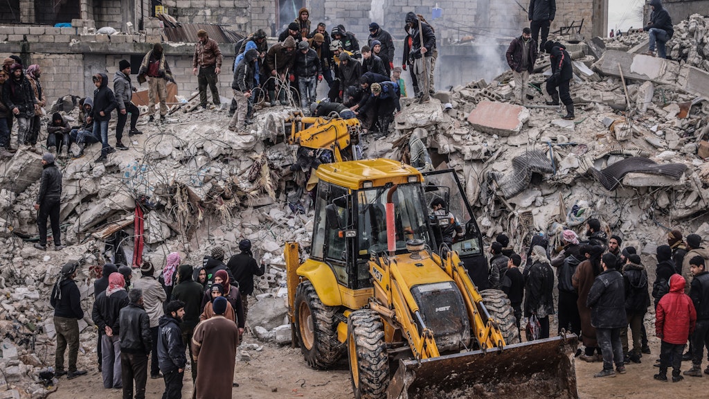 Im Syrischen Harem werden ebenfalls noch Menschen unter den Trümmern vermutet.