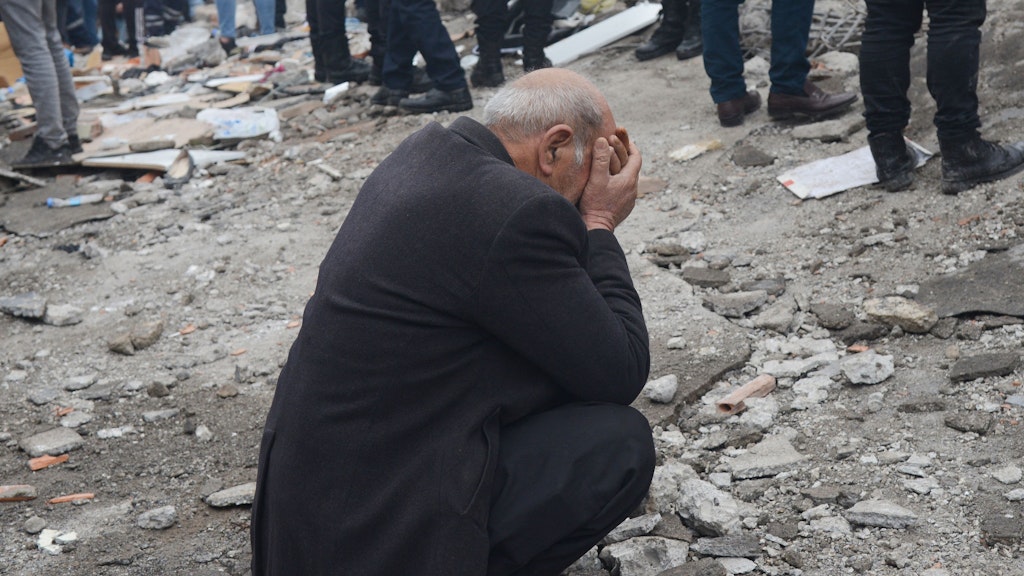 Ein Mann ist zu Boden gesunken. In der kurdischen Stadt Diyarbakir sind zahlreiche Menschen gestorben.