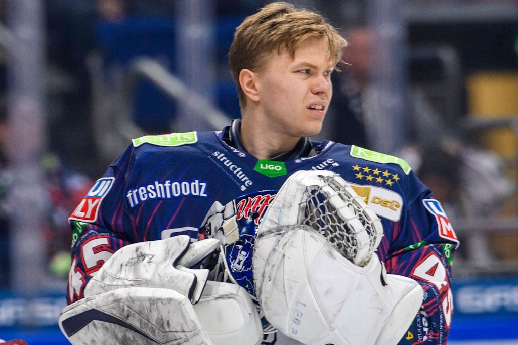 Soll zeigen, ob er einer für die WM 2023 ist. Dabei weiß Eisbären-Torwart Tobias Ancicka genau, dass er wegen der Konkurrenz gar kein Chance aufs Turnier im Mai in Finnland und Lettland hat. 