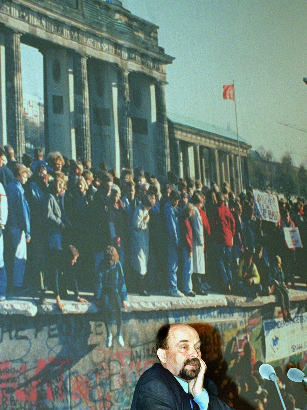 Rainer Eppelmann 1999 vor einem Großfoto des Brandenburger Tores am Morgen nach der Maueröffnung. Vor diesem Foto als Hintergrund sprach Eppelmann bei einer Festveranstaltung zum 10. Jahrestag des Mauerfalls im Roten Rathaus.
