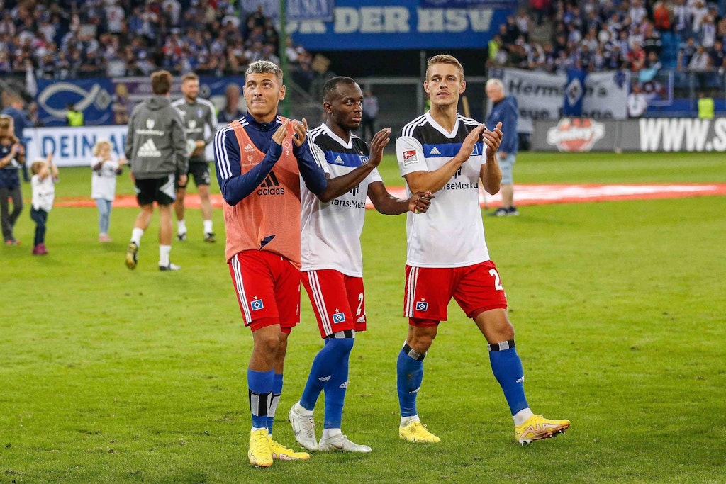 Die beiden HSV-Profis William Mikelbrencis (18, l.) und Jean-Luc Dompé (27, M.) sollen sich ein illegales Autorennen auf St. Pauli geliefert haben. 