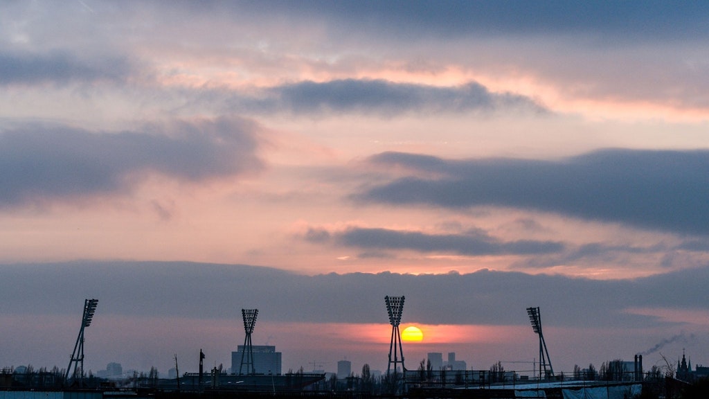 Blick auf den Friedrich-Ludwig-Jahn-Sportpark bei Sonnenuntergang. Drei Flutlichtmasten sollen an anderer Stelle wieder aufgestellt werden. 