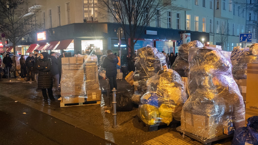 Hilfsgüter für die Erdbeben-Opfer in der Türkei und Syrien stehen verpackt auf der Turmstraße in Moabit. Mitglieder der türkischen Gemeinschaft sammelten binnen weniger Stunden tonnenweise Kleidung, Medikamente und Lebensmittel. 
