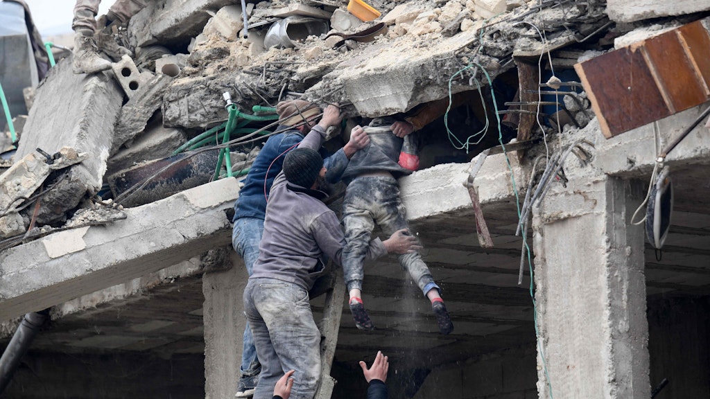 In Afrin wird ein Mädchen aus den Trümmern eines Hauses gezogen.