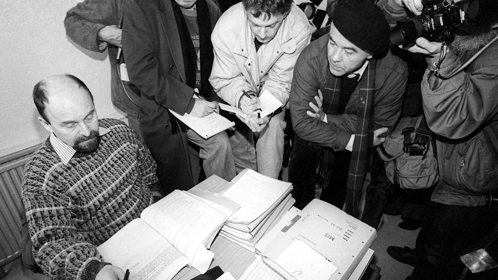 Rainer Eppelmann im Jahre 1991: Am ersten Tag, als in der Gauck-Behörde in Berlin Stasi-Akten eingesehen werden konnten.