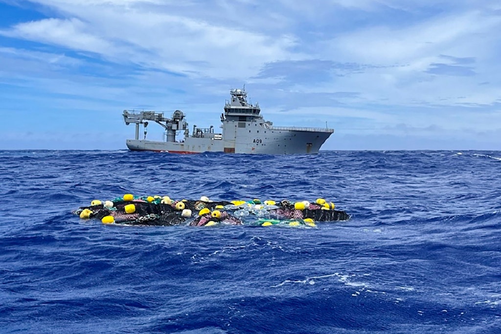 Vor der Küste Neuseelands schwimmt eine Ladung Kokain im Pazifischen Ozean. Dahinter das Schiff „HMNZS Manawanui“ der Royal New Zealand Navy. Die neuseeländische Polizei gab bekannt, dass sie in einem abgelegenen Teil des Pazifischen Ozeans mehr als 3 Tonnen Kokain gefunden hat, das von einem internationalen Drogenschmuggelsyndikat dort abgesetzt worden war.