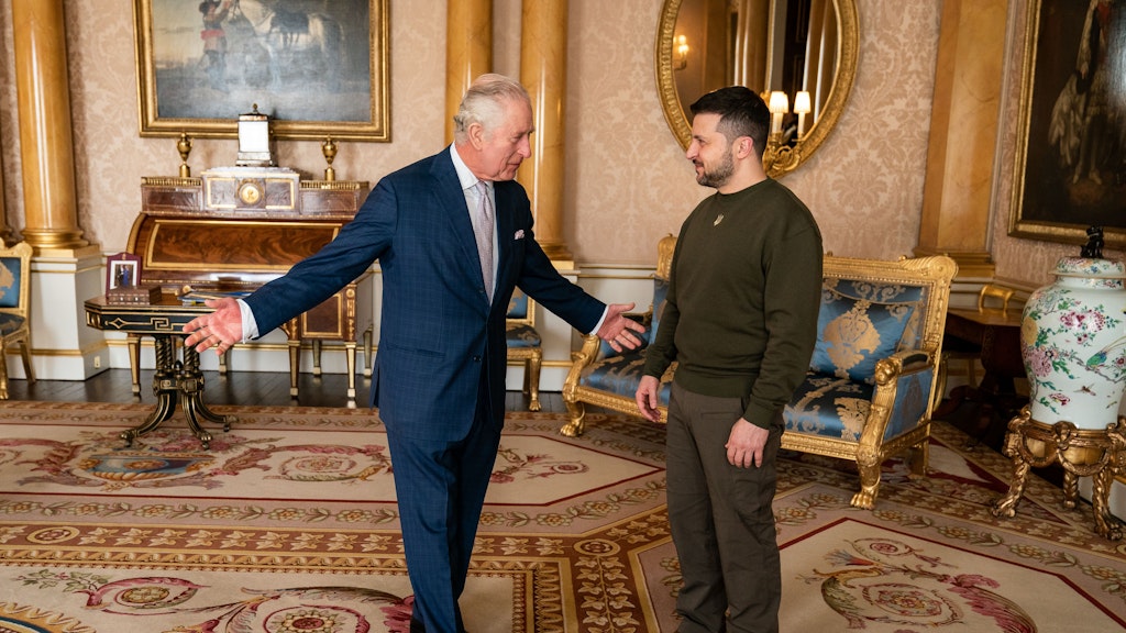 Der britische König Charles III. (l) empfängt Wolodymyr Selenskyj, Präsident der Ukraine, im Buckingham Palace während seines ersten Besuchs im Vereinigten Königreich seit dem Ausbruch des Ukraine-Krieges. 
