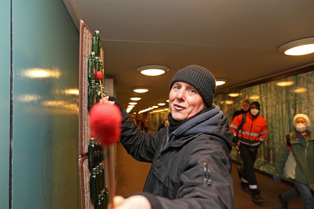 David spielt wieder unterirdisch - im U-Bahnhof Hallesches Tor im Tunnel zur U3. Seit heute gelten die Genehmigungen der BVG für das Musizieren auf Berliner U-Bahnhöfen.