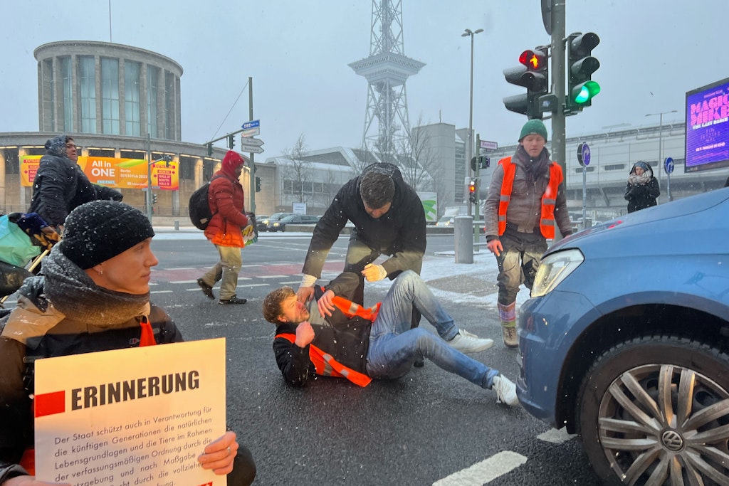 Ein wütender Mann geht gegen Klimaaktivisten vor, die am Montag an der Autobahnausfahrt A100 und A115 protestiert hatten.