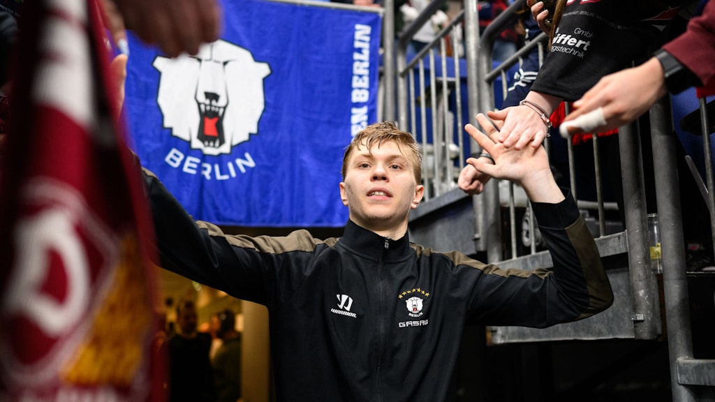 Torwart Tobias Ancicka hat sich inzwischen auch einen Stand bei den Fans erarbeitet.