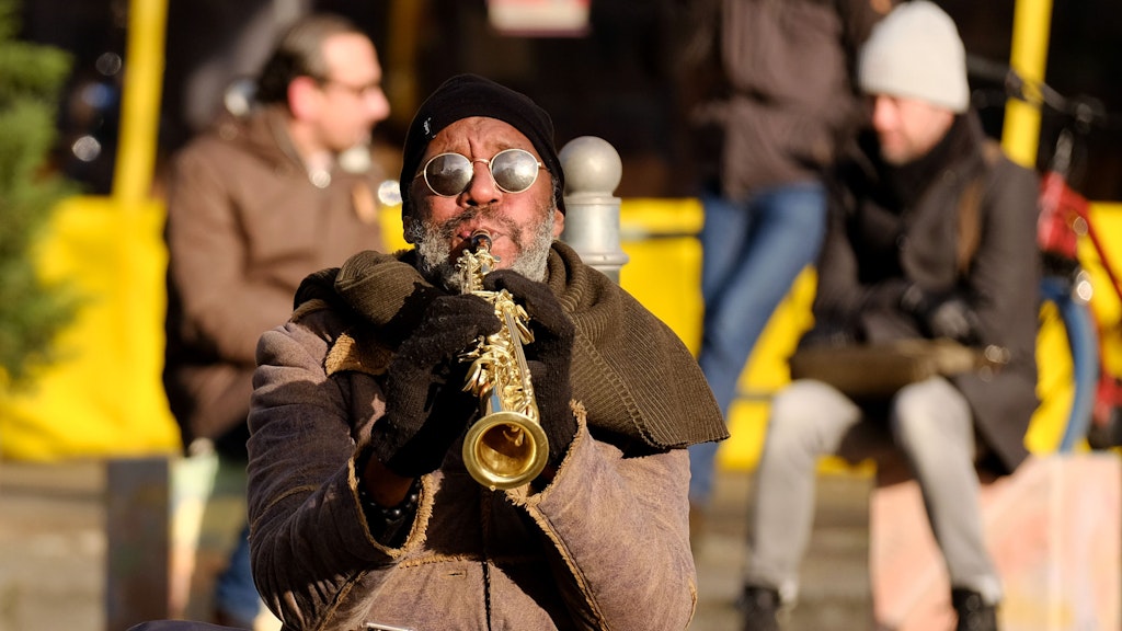 Straßenmusiker auf dem Winterfeldplatz in Berlin. 