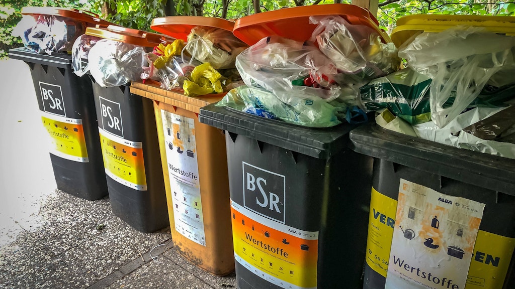 Volle Tonnen drohen überzulaufen, denn die Müllabfuhr entsorgt nicht gleich nach dem Streik, sondern erst zum nächsten Termin. 
