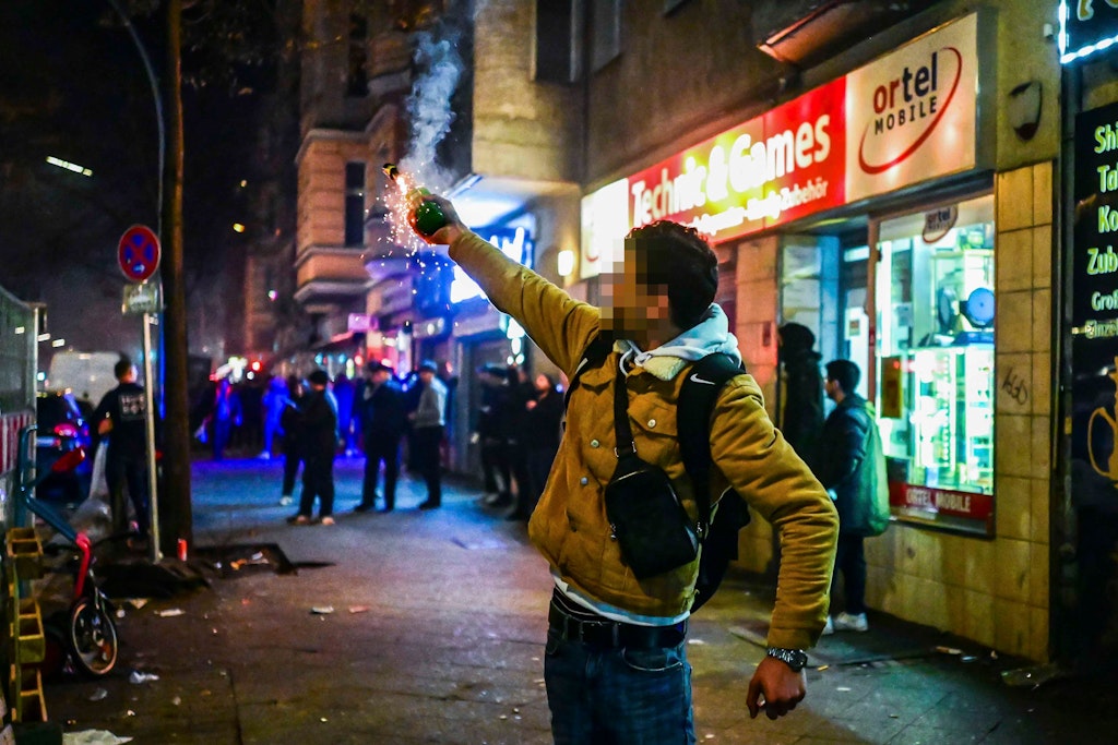 Ein Jugendlicher tobt sich in der Silvesternacht in Neukölln aus.