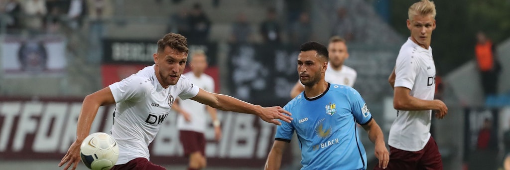 Schon das Hinspiel des BFC Dynamo in Chemnitz war eine packende Partie. An diesem Freitag wollen Amar Suljic (l.) & Co. Revanche für das unglückliche 0:1 nehmen.