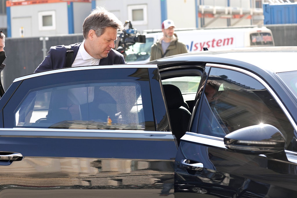 Tempolimit bei Dienstfahrten? Sogar Klimaschutzminister Robert Habeck sieht keinen Anlass, fürs Klima 100 km/h Höchstgeschwindigkeit anzuordnen.