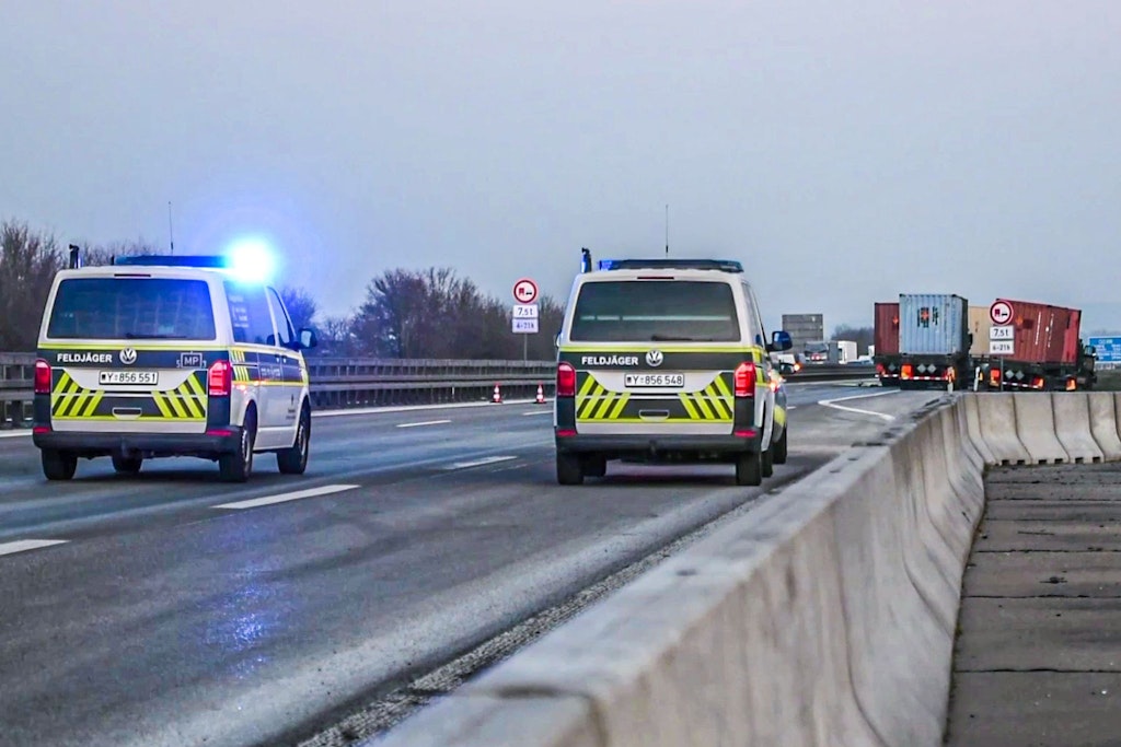 Feldjäger sperren die Fahrbahn der A6 ab. Dahinter sind mehrere Lkw zu sehen. 