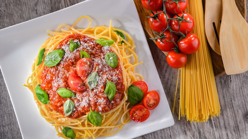 Ein köstliches Rezept für Spaghetti Bolognese ist gar nicht aufwendig und schmeckt der ganzen Familie.