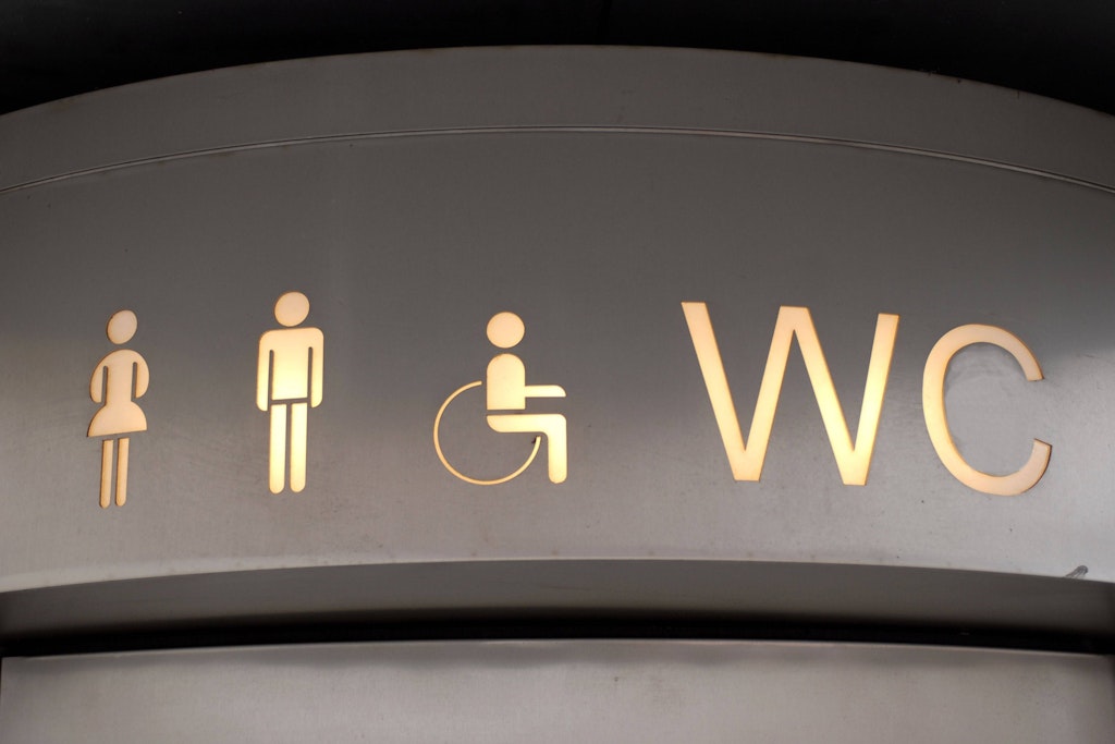 Wohl jeder muss ab und an eine öffentliche Toilette benutzen – und bei vielen findet sich dieser seltsame Spalt unter der Tür …
