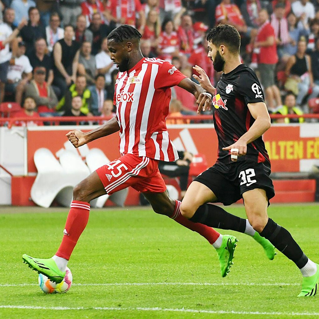 Jordan Siebatcheu (l.) trifft zum 1:0 für den 1. FC Union im Hinspiel gegen RB Leipzig.