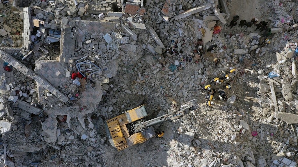 Ganze Wohnhäuser im syrischen Armanaz wurden dem Erdboden gleich gemacht.