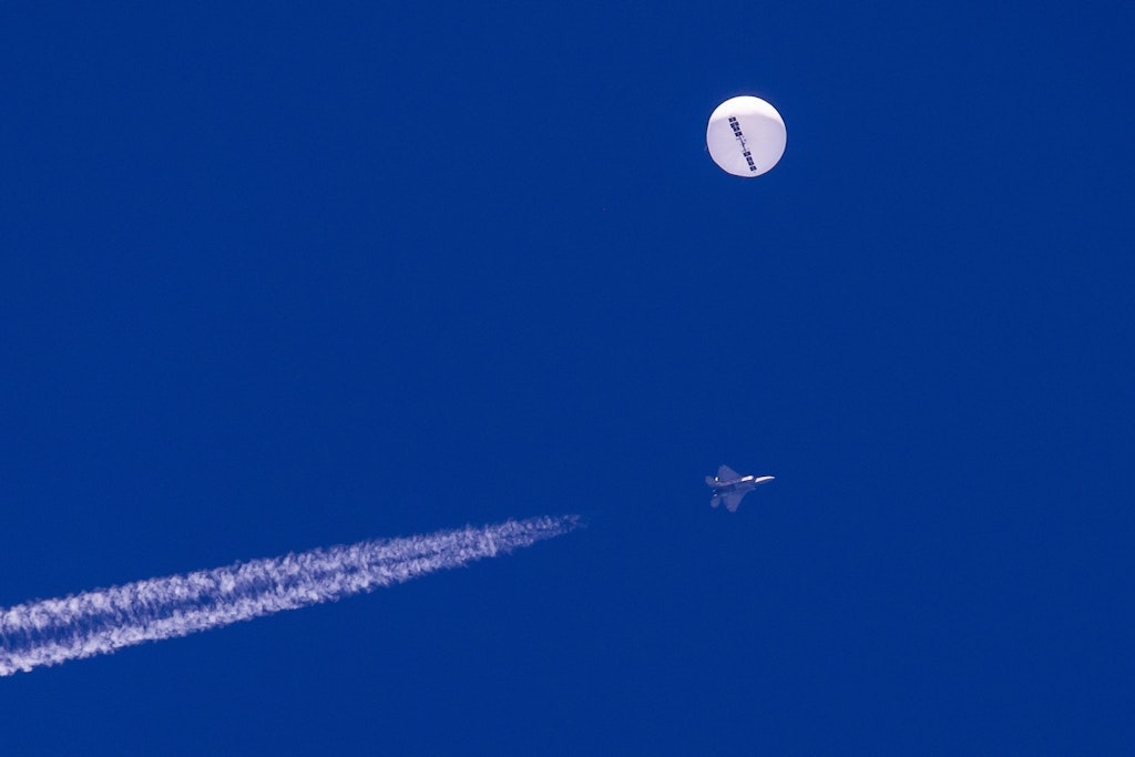 Der später vom Militär abgeschossene Ballon vor der Küste des US-Bundesstaats South Carolina. Nun haben die USA ein weiteres Flugobjekt über ihrem Territorium abgeschossen. 