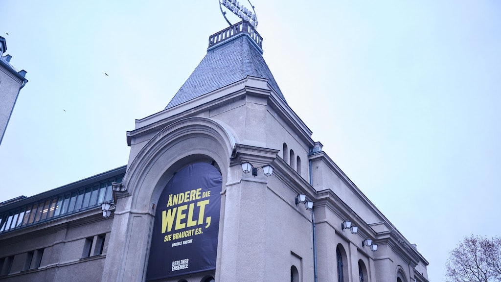 ARCHIV - «Ändere die Welt, sie braucht es. Bertolt Brecht» steht auf einem Plakat auf dem Berliner Ensemble. Foto: Annette Riedl/dpa/Archivbild