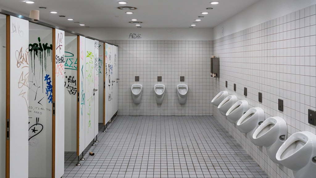 Die meisten öffentlichen Toiletten haben ihn, den seltsamen Spalt unter der Tür.