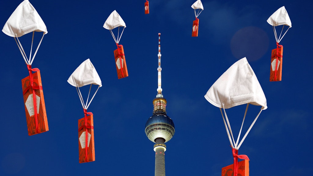 Tipp 7: Wer Schokolade aus dem Flugzeug wirft, sollte einen Fallschirm daran befestigen. Sonst gibt es unten Beulen ...