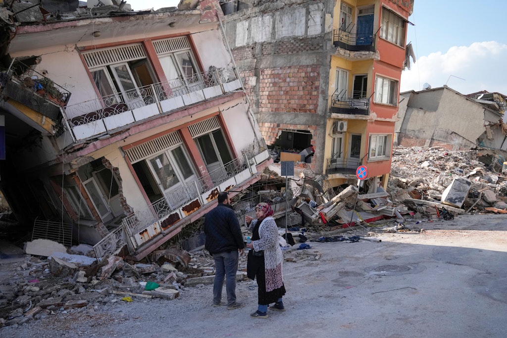 Hatay: Hier steht kein Haus mehr, tausende starben, wurden verletzt oder haben ihr Obdach verloren. Nun wird auch noch geschossen!