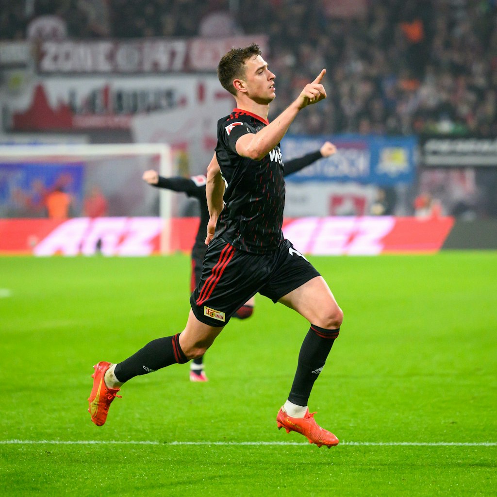 Janik Haberer vom 1. FC Union Berlin feiert seinen Hammer-Treffer zum zwischenzeitlichen 1:1 während des Spiels bei RB Leipzig.
