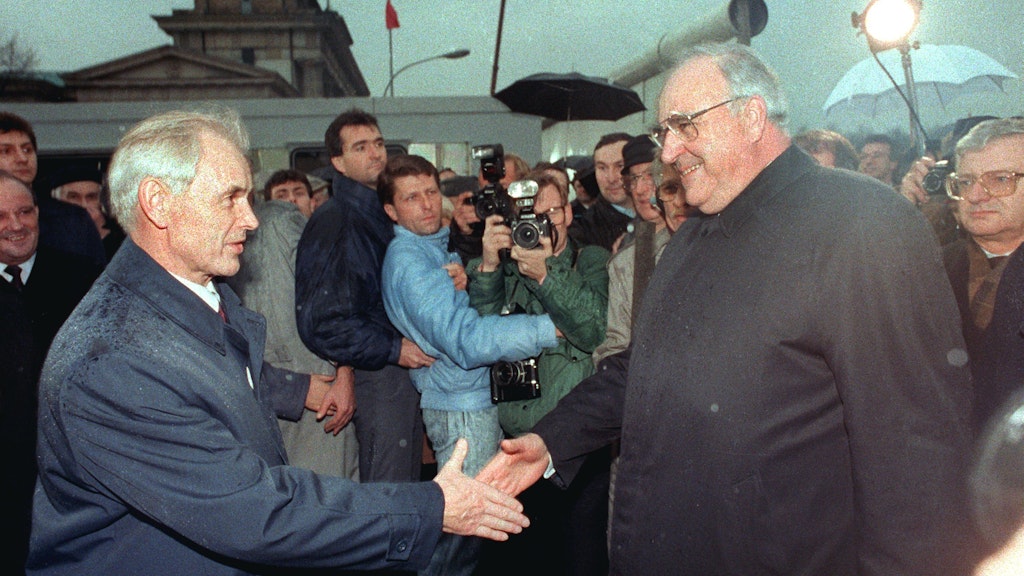 Hans Modrow traf im Dezember 1989 als Vorsitzender des Ministerrats der DDR seinen Amtskollegen Bundeskanzler Helmut Kohl.