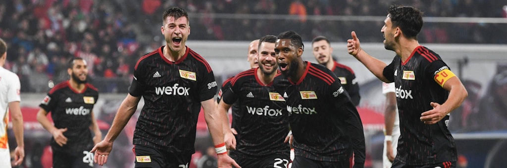 Komm, Welt, lass Dich umarmen: Die Spieler des 1. FC Union feiern ihren nächsten Coup, gewinnen erneut 2:1 bei RB Leipzig.