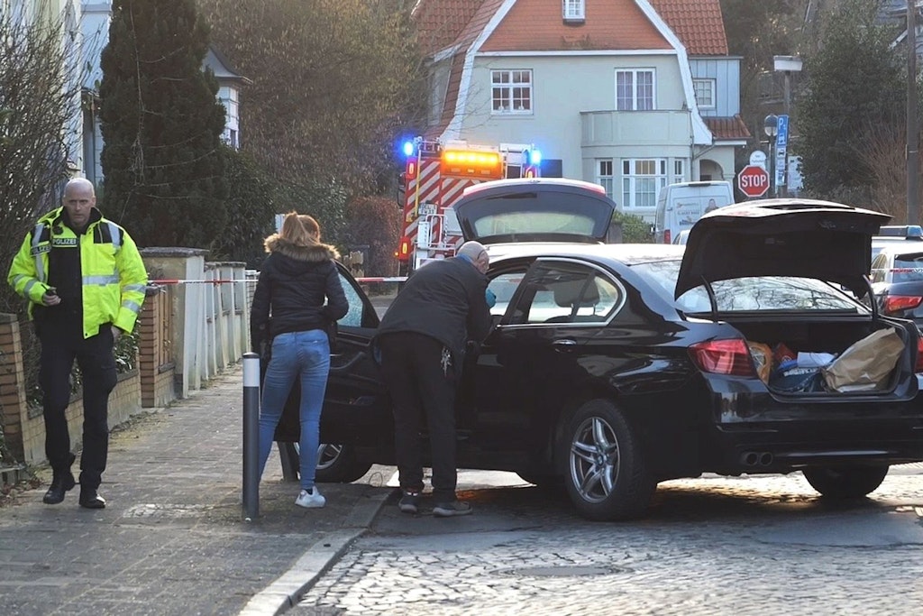 Ein Radfahrer hatte auf dieses Fahrzeug geschossen, der Mann entkam.