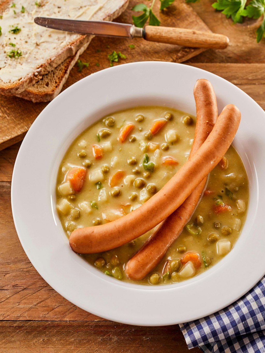 If you want, you can also let the sausages get very hot in the pea soup. And: The recipe for pea soup tastes good even without sausages!