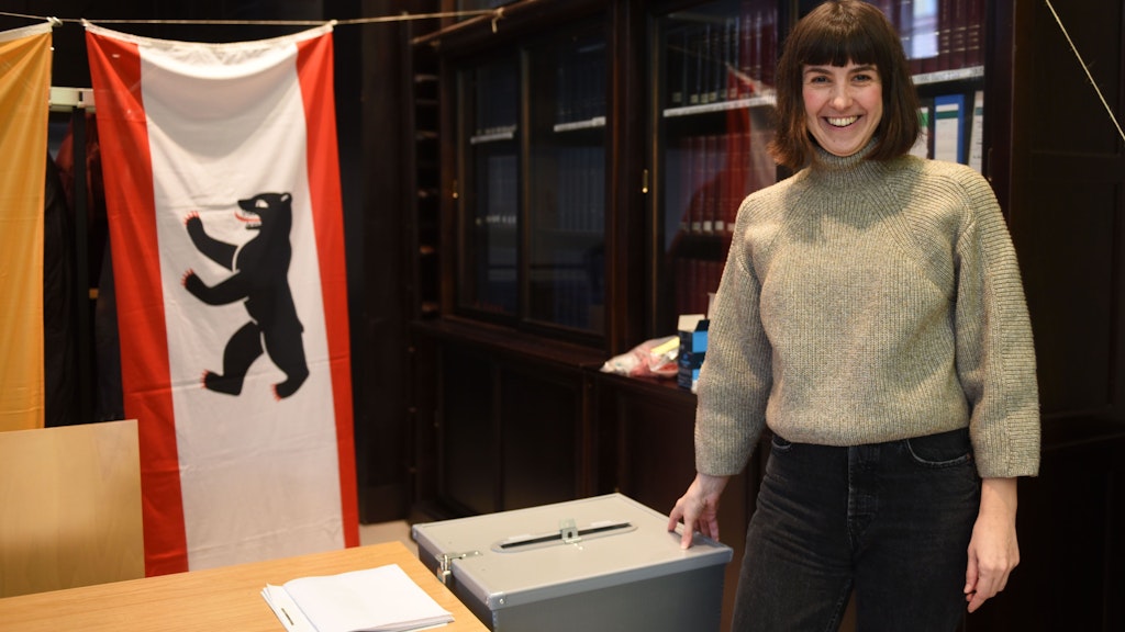 Alexandra Nier vom Wahlvorstand des Stimmbezirks 208.
