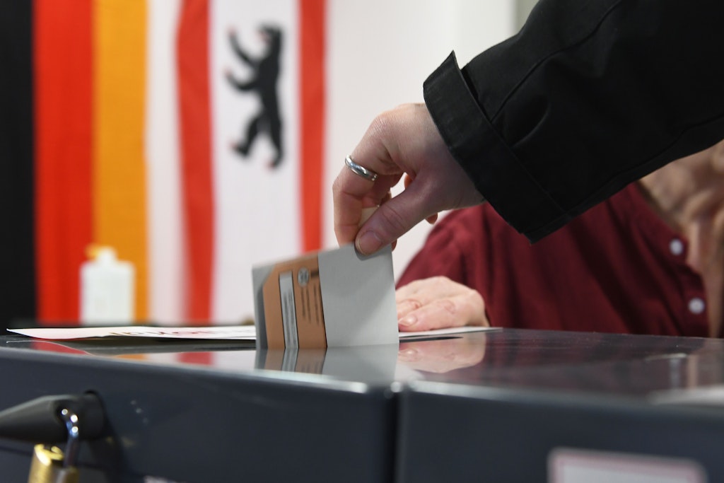 Berlin wählt - auch bei der Wiederholung der Stimmenabgabe kam es bereits zu kleinen Pannen.