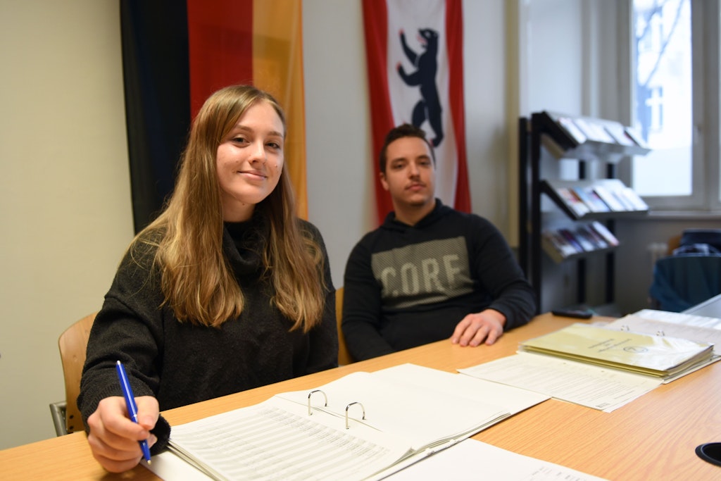 Das Paar Michelle Pirschel und Thomas Rink verbringt den Sonntag gemeinsam im Neuköllner Wahllokal 205.